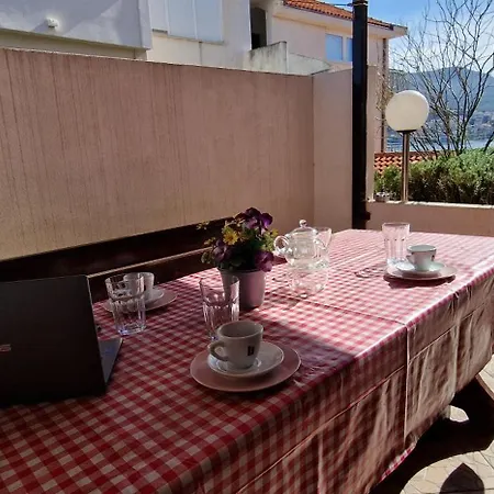 Apartment Faro 20 M From The In Stobrec - Split